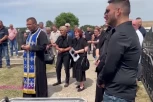 TUŽNE I EMOTIVNE SCENE SA GROBLJA: Darko Lazić pevao na SAHRANI prijatelja, ispunio mu poslednju želju! (VIDEO)