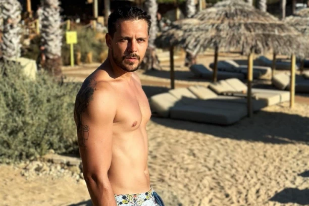 GLUMAC SE SKINUO, PA POKAZAO ZAŠTO JE MILJENIK ŽENA: Biković u do sada neviđenom izdanju, devojke se otimale za njegovu pažnju!