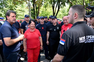 VATROGASCE-SPASIOCE U NIŠU DOČEKAO MINISTAR GAŠIĆ: "Dali ste sve od sebe, spasili više desetina domova... Takva jeste naša Srbija"