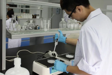 UŽAS U TAJNOJ LABORATORIJI U KALIFORNIJI:  Trule mrtvi miševi, bočice na kojima piše HIV i Ebola, SIFILIS I MALARIJA - a trag vodi do OVE ZEMLJE!