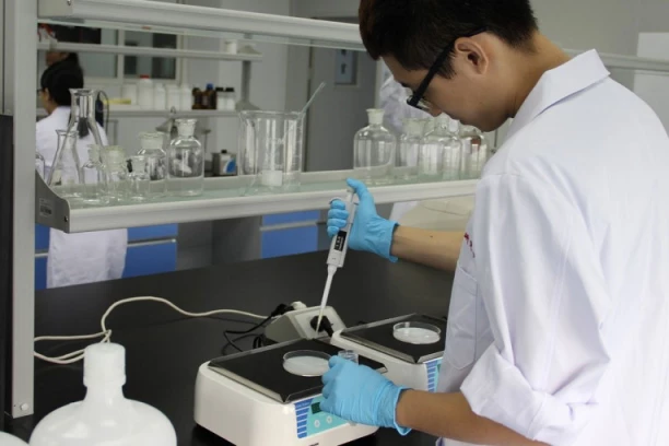 UŽAS U TAJNOJ LABORATORIJI U KALIFORNIJI:  Trule mrtvi miševi, bočice na kojima piše HIV i Ebola, SIFILIS I MALARIJA - a trag vodi do OVE ZEMLJE!