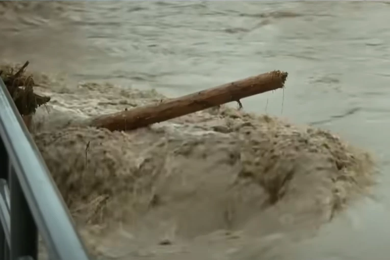 SLOVENIJA POD VODOM! Mura probila nasip, evakuisano nekoliko sela! Žestoka borba da se izbegnu žrtve!