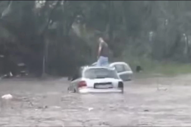 VATROGASCI-SPASIOCI INTERVENISALI NA 75 LOKACIJA Vetar nosio krovove, gromovi izazvali požare, dve osobe SPASENE IZ VOZILA zaglavljenih u bujicama!