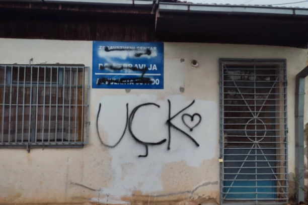 NA ZIDU OSNOVNE ŠKOLE SVETI SAVA ISPISANI UČK GRAFITI! Novo zastrašivanje SRBA!