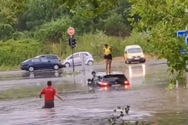 "SUPEROLUJA IZNEDRILA I SUPERLJUDE": Beograđanke se popele na krov auta zbog bujica, u pomoć im pritekao mladi pesnik! (VIDEO)