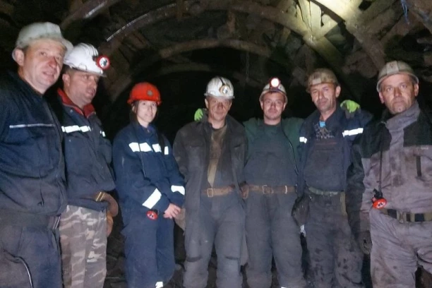 BITI RUDAR NIJE LAKO I NE MOŽE BITI SVAKO, ALI MOŽE HRABRA DUŠICA: Sjeničanka jedna od retkih žena koja svoj hleb sa sedam kora zarađuje u dubokoj jami (FOTO)