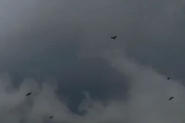 PAO MRAK U KRALJEVU! Stravičan prizor uznemirio javnost, crni oblak se nadvio nad gradom, SABLASNO! (VIDEO)