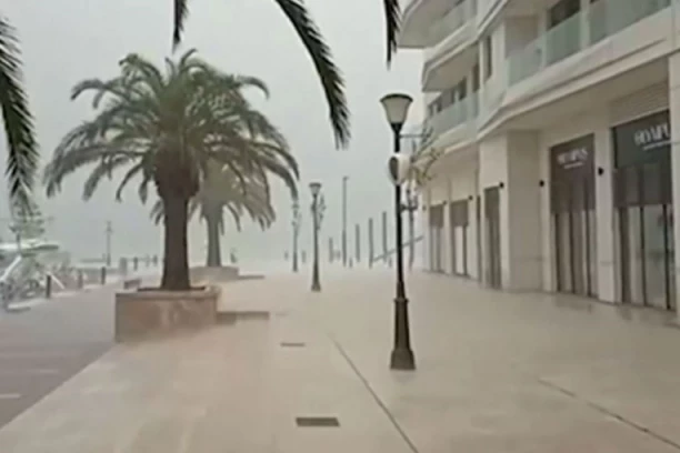 KATASTROFA! CRNA GORA POD VODOM: Ljudi panično beže s ulica!