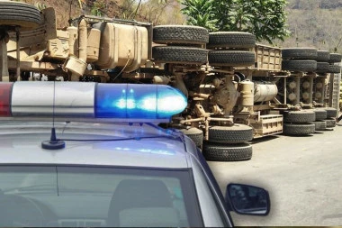 DELOVI RASUTI SVUDA PO PUTU! Stravična saobraćajna nesreća kod Slovca - kamion potpuno UNIŠTEN (VIDEO)