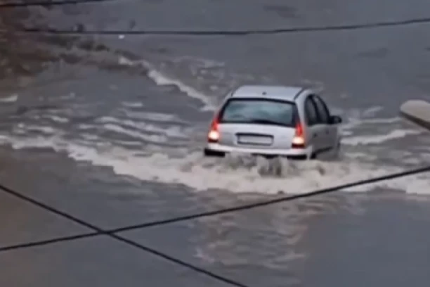 BUJICA U VRŠCU NOSI SVE PRED SOBOM! Čovek jedva spasio kola od kompletne katastrofe! (VIDEO)