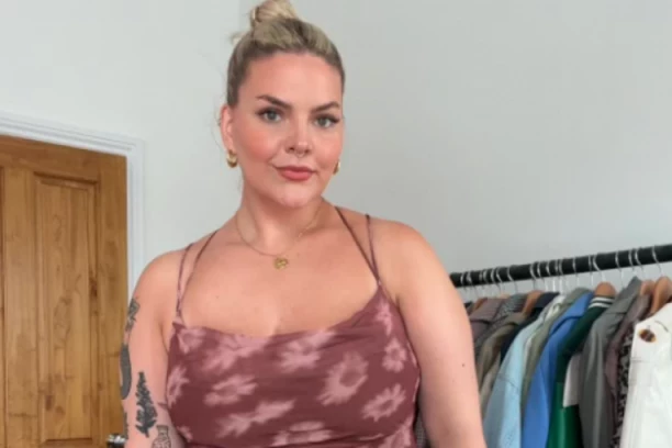 UŽIVALA JE NA PLAŽI U SVOM OMILJENOM HOBIJU, ALI KADA JE USTALA USLEDIO JE HAOS : "Punije devojke, oprez, nemojte da prođete poput mene!" (VIDEO)