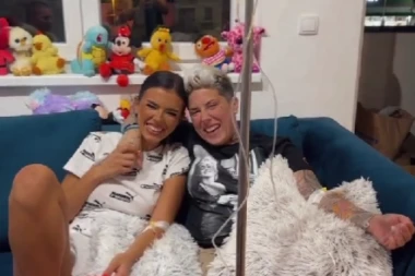 URENEBESNA PESMA OBORILA DRUŠTVENE MREŽE: Matora spevala SARKASTIČNU ODU Aniti, pa pomenula MUŠKI POLNI ORGAN (VIDEO)