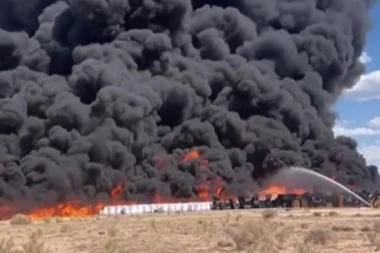 STRAVIČAN POŽAR U NOVOM MEKSIKU: Gore gume u fabrici za reciklažu, oblak OTROVNOG crnog dima vidljiv sa 50 kilometara! Evakuacija u toku! (VIDEO)