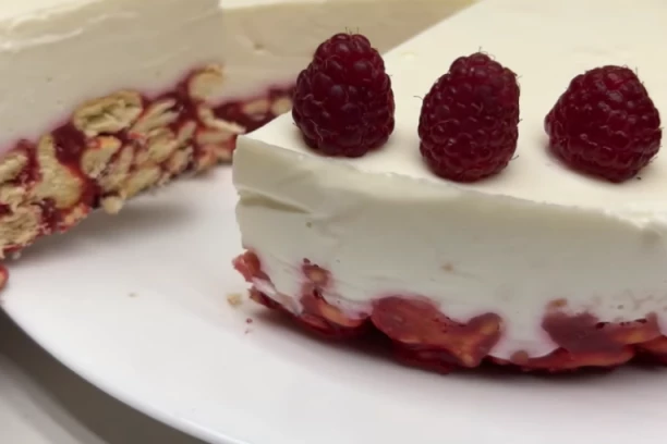 JOGURT KOLAČ SA MALINAMA: Idealan je za letnje dane jer je BRZ i lagan, jedan čudan sastojak ga čini još ukusnijim (VIDEO)