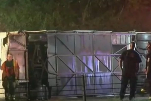 STRAVIČNA NESREĆA U PENSILVANIJI: Prepuni autobus se sudario sa autom i prevrnuo na bok NAJMANJE TROJE MRTVIH (VIDEO)