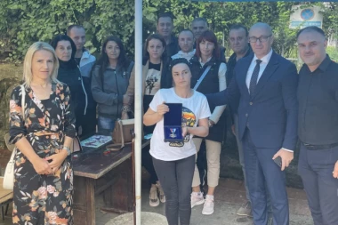 PREDSTAVNICI FONDACIJE DAJANA PAUNOVIĆ I ZVANIČNO DODELILI ORDEN SV. MAJKE ANASTASIJE LjILjNI AKSENTIJEVIĆ IZ ZVEČANA