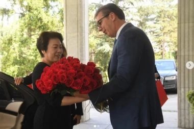 VUČIĆ POKLONIO PREDIVAN BUKET RUŽA AMBASADORKI KINE: Predsednik Srbije ugostio na oproštajnom ručku Čen Bo (FOTO)