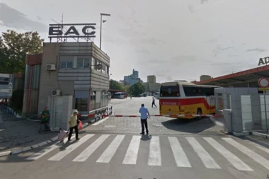 SELA JE NA ŠOLJU I BEBA JE IZAŠLA! Devojci (20) koja se porodila na autobuskoj stanici pomogla NEPOZNATA žena, očevici u ŠOKU