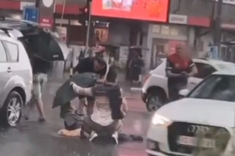 JEZIV SNIMAK IZ CENTRA BEOGRADA! Ženu pokosio automobil, leži na kolovozu, povređen još jedan pešak