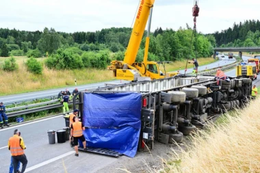 PREVRNUO SE ŠLEPER UGLJA NA SRED AUTO-PUTA: Policija na licu mesta, saobraćaj se odvija otežano!