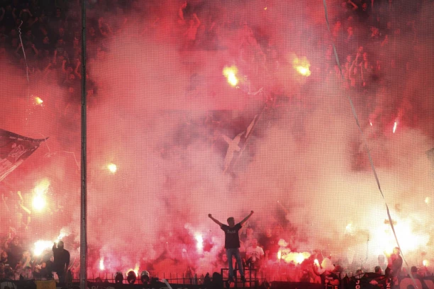 KATASTROFA U ATINI: Navijač UBIJEN u sukobu, meč AEK-a i Dinama pod ZNAKOM PITANJA!