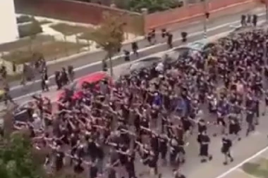 HRVATSKI DIVLJACI PRAVE HAOS PO ATINI: Dinamovi HULIGANI napadaju građane, pljačkaju prodavnice - od njihovog izgleda se svi PLAŠE! (VIDEO)