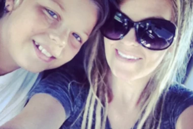 MAMA I SIN PROMENILI ZAJEDNO POL: Ono što se kasnije desilo ZGROZILO je javnost, a muškarci ODLEPILI - ne mogu da odole ovim scenama (FOTO/VIDEO)