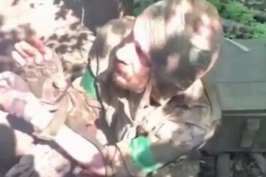 UŽASAVAJUĆI SNIMAK SA FRONTA U UKRAJINI: Zarobljenog vojnika surovo muče ne bi li odao položaj saboraca (UZNEMIRUJUĆI VIDEO)
