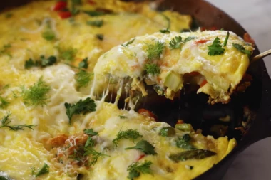 NAPRAVITE ITALIJANSKI DORUČAK: Fritata se pravi brzo, liči na kajganu ali je pet puta ukusnija i puna SIRA!