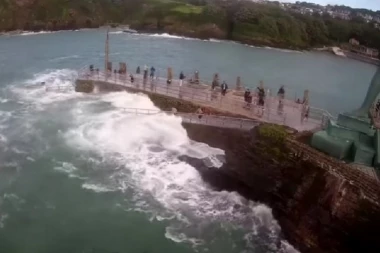 IGRA SE PRETVORILA U HOROR: Devojčicu nosio ogroman talas - DRAMATIČNI prizori u moru izazvali opštu paniku (VIDEO)