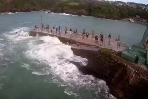 IGRA SE PRETVORILA U HOROR: Devojčicu nosio ogroman talas - DRAMATIČNI prizori u moru izazvali opštu paniku (VIDEO)