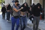 NAJNOVIJE FOTOGRAFIJE HRVATSKIH HULIGANA! Okruženi policijom BAHATO pokazuju srednji prst - toliko hrabri, a LICA SAKRILI! (GALERIJA)