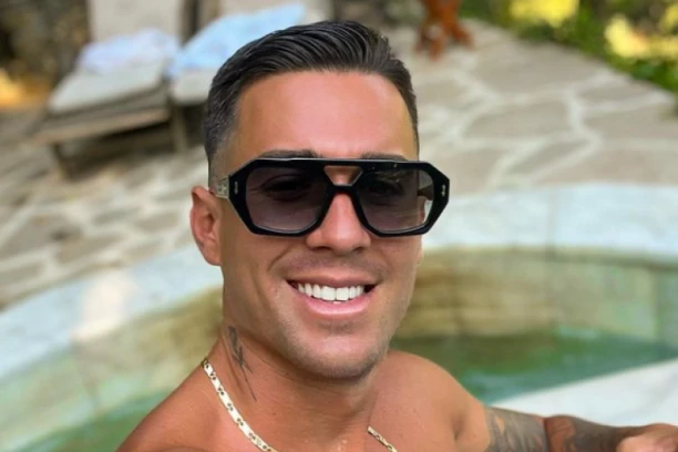 PROCURILA VRELA FOTKA: Mateja Matijević uhvaćen sa NOVOM DEVOJKOM, sve pršti od strasti, a tek da vidite koliko je ZGODNA! (FOTO)