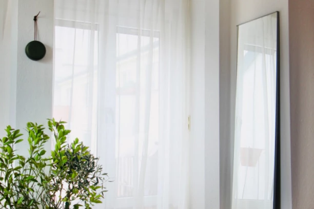 SA OVIM TRIKOM ĆE ZAVESE POSTATI BELE KAO NIKADA DO SAD: Za nula dinara bolje pere nego neka hemikalija, potrebna su samo TRI sastojka!