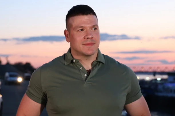 KAO PRAVI DOMAĆIN: Sloba decu probudio u cik zore, pa svi potrčali u šumu da izaberu najbolji badnjak! (FOTO)