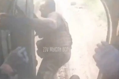 STRAVIČNA SLIKA RATA: Ukrajinci pokušavaju da pobegnu iz pogođenog vozila, sekunde ih dele OD SMRTI, jedan leži krvav, bez OBA STOPALA (UZNEMIRUJUĆI VIDEO)