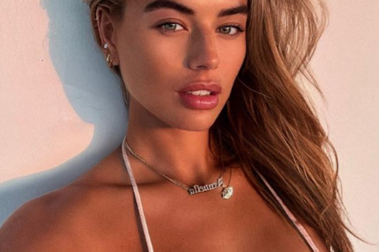 Arabela Či u kupaćem kostimu