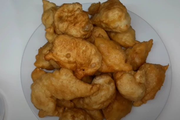 BRZI UŠTIPCI KOJI NE UPIJAJU ULJE: Spolja HRSKAVI, unutra MEKANI, svi će vam tražiti recept!