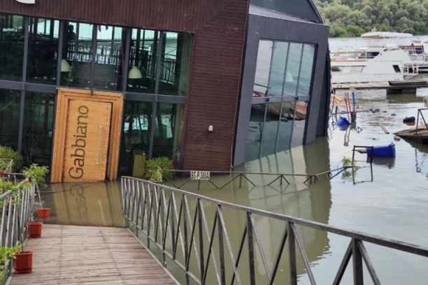 SAZNAJEMO! OVO JE UZROK POTONUĆA SPLAVA "GABIANO"! Radnici pokušavaju da ga podignu, jedna strana objekta pod vodom (FOTO/VIDEO)