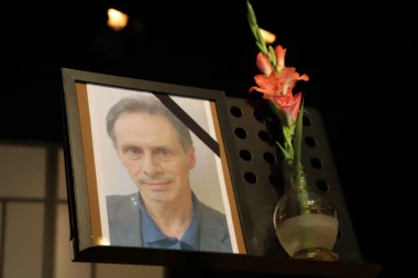 "NIKO NIJE OČEKIVAO DA JE KRAJ IZA ĆOŠKA": Ćerka i sin Davida Albaharija održali potresne govore na komemoraciji slavnog pisca!