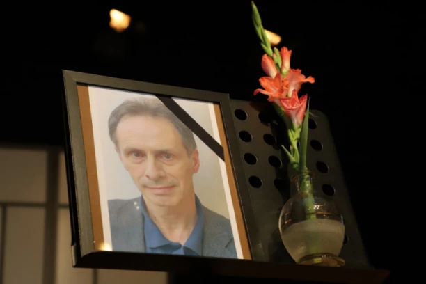 "NIKO NIJE OČEKIVAO DA JE KRAJ IZA ĆOŠKA": Ćerka i sin Davida Albaharija održali potresne govore na komemoraciji slavnog pisca!