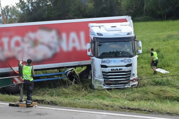 KAMION SLETEO SA PUTA, PA ZAVRŠIO NA BANKINI: Nezgoda na auto-putu Miloš Veliki kod Lajkovca!
