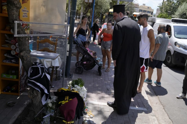 TUGA DO NEBA NA SAHRANI NAVIJAČA AEK! Majka zapomagala pred kovčegom: "Gde mi vodite dete?"
