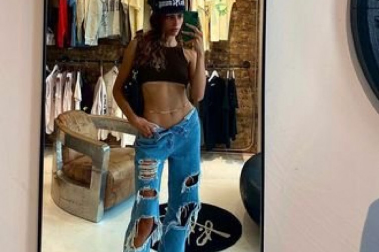 Misica se slika u ogledalu