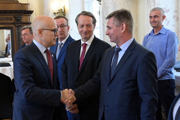 Potpredsednik Vlade i ministar odbrane Miloš Vučević prisustvovao je danas svečanosti povodom potpisivanja ugovora za isporuku savremenog naoružanja i vojne opreme između Ministarstva odbrane, preduzeća Odbrambene industrije Srbije i JP „Jugoimport-SDPR“.