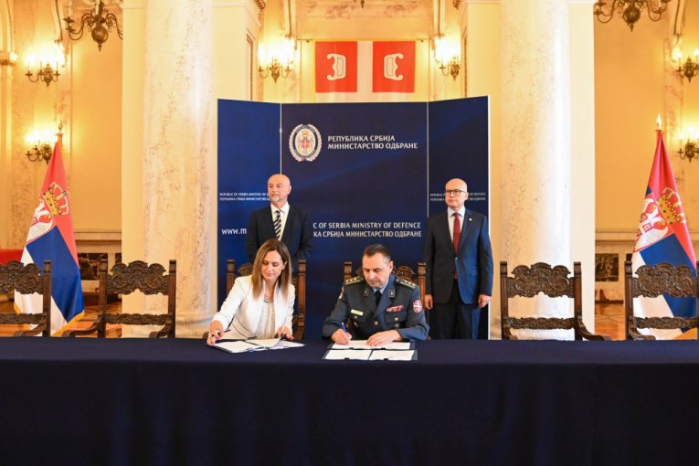 Potpredsednik Vlade i ministar odbrane Miloš Vučević prisustvovao je danas svečanosti povodom potpisivanja ugovora za isporuku savremenog naoružanja i vojne opreme između Ministarstva odbrane, preduzeća Odbrambene industrije Srbije i JP „Jugoimport-SDPR“.
