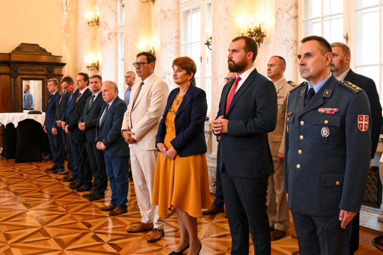 
Potpredsednik Vlade i ministar odbrane Miloš Vučević prisustvovao je danas svečanosti povodom potpisivanja ugovora za isporuku savremenog naoružanja i vojne opreme između Ministarstva odbrane, preduzeća Odbrambene industrije Srbije i JP „Jugoimport-SDPR“.