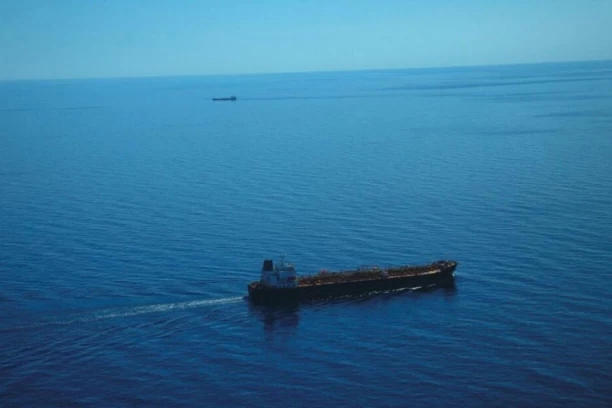 DRAMA U MORU! Pirati preuzeli brod! Šestorica postrojila posadu i naredila im da idu tamo gde je NAJGORE