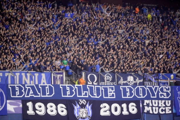 NOVI SKANDAL U REŽIJI HRVATA: Navijači razvili zastavu zločinačke NDH!