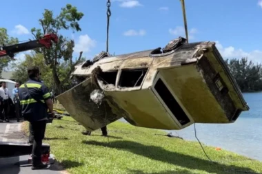 RONIOCI NA DNU JEZERA PRONAŠLI 32 AUTOMOBILA! Potraga za nestalom osobom ih dovela do šokantnog otkrića - sve ih povezuje ISTA stvar!